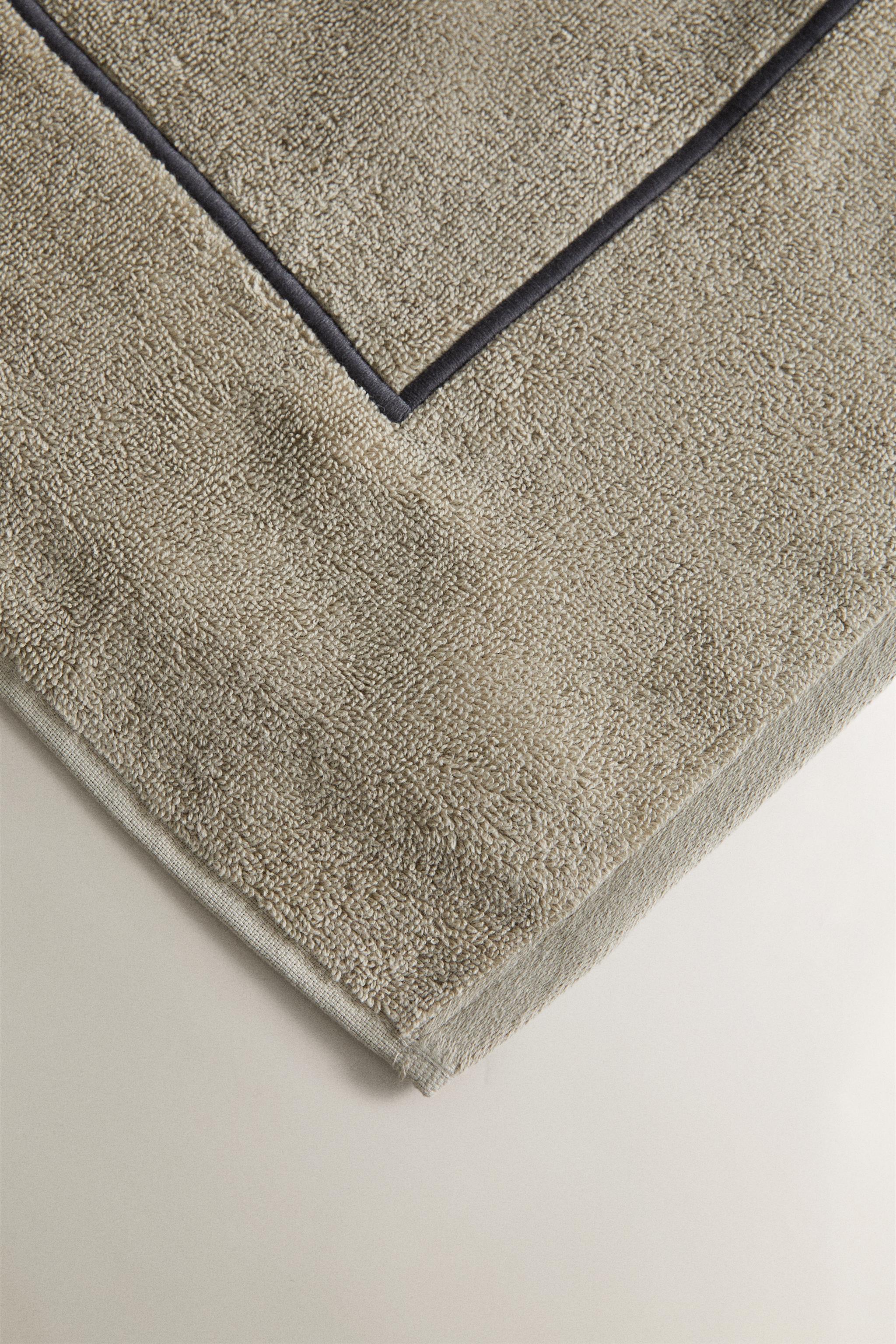 PLAIN BEACH TOWEL WITH BORDER